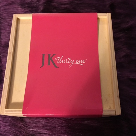 ThirtyOne Kade Necklace “R” Monogram - Picture 5 of 6